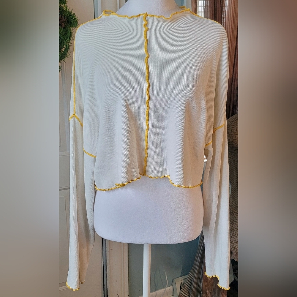 Urban Outfitters Zella Pull Over Crop Top Womens L Cream Yellow Ribbed Ruffles